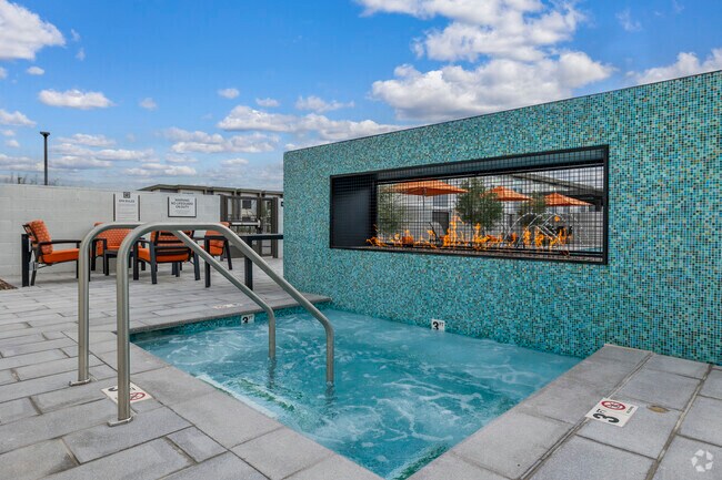 Sparkling Pool & Spa