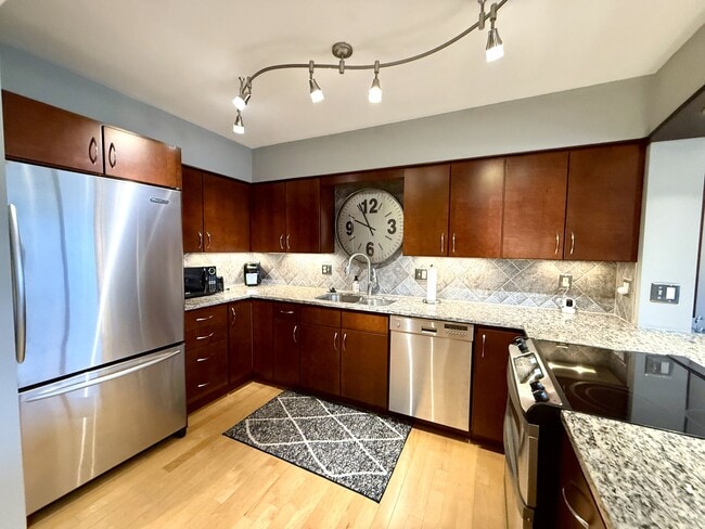 Photo - 803 W 48th St