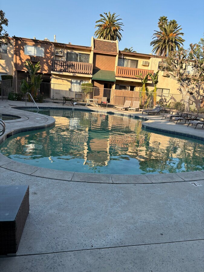 Photo - 17900 Sherman Way Unidad 504