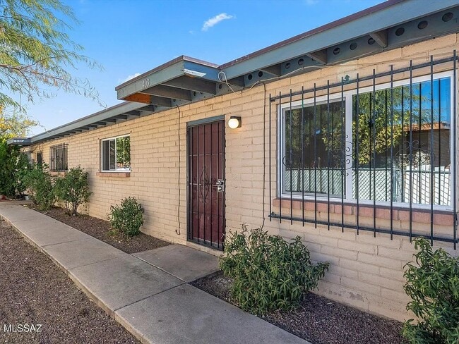 Building Photo - 1408-1410 N Hualpai Rd Unit 1408