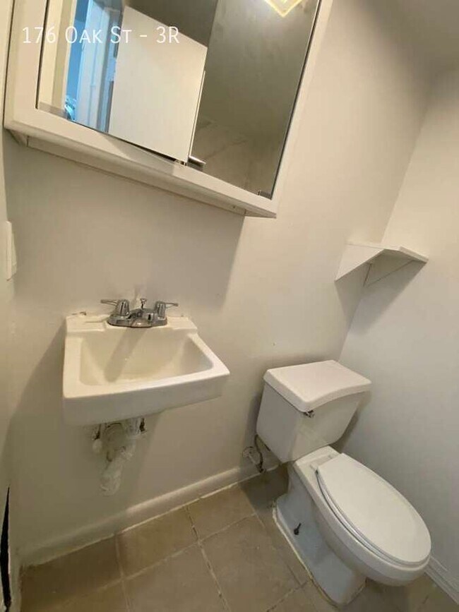 176 Oak St Unit 3R