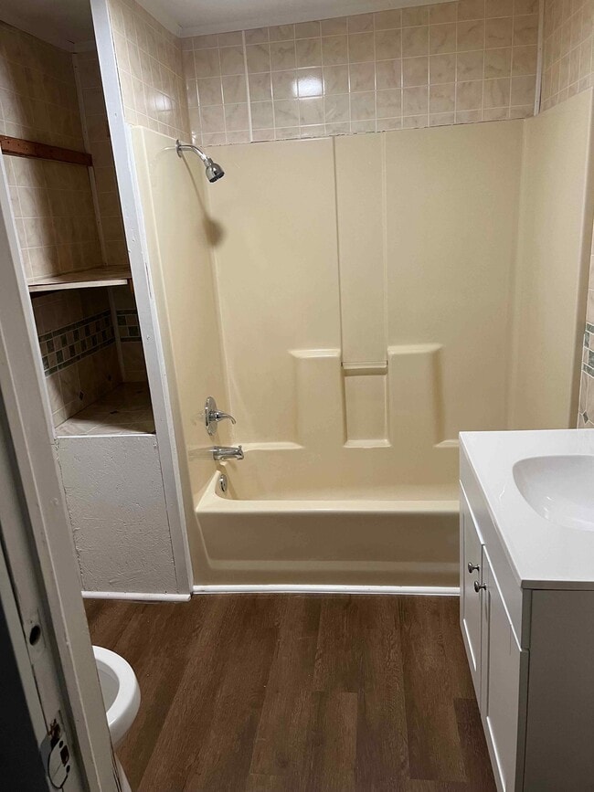 Photo - 855 College St