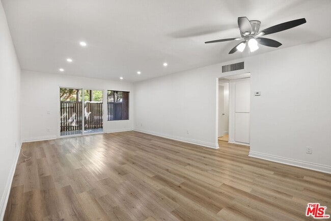 Photo - 18350 Hatteras St Unit 183