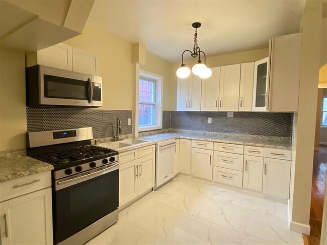 Building Photo - 13 Baldwin Ave