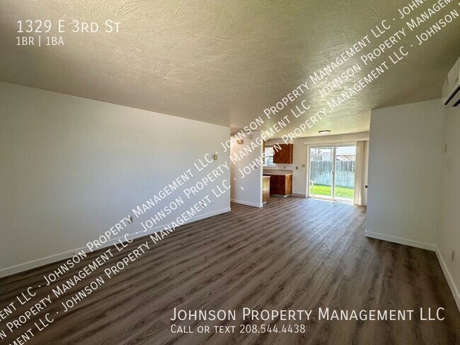 Photo - 1329 E 3rd St