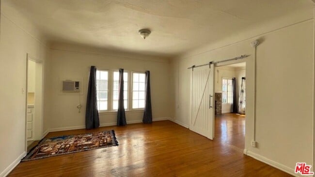 Photo - 635 N Plymouth Blvd Unidad 4