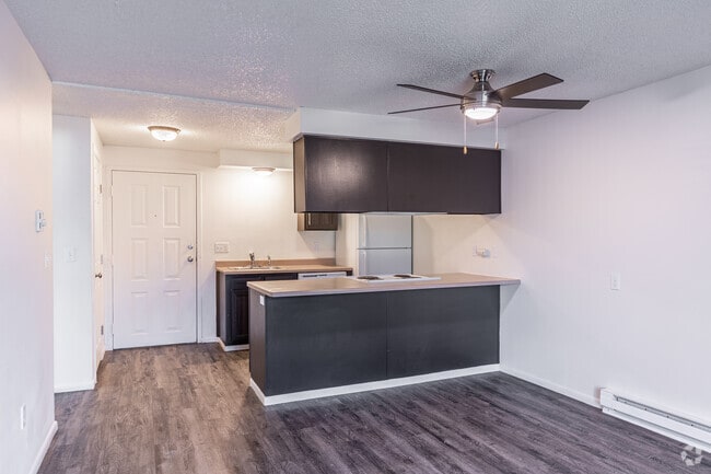 1BR, 1BA - 700SF