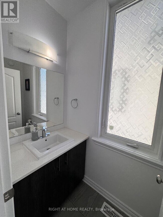 Photo - 231 Osterley Wy