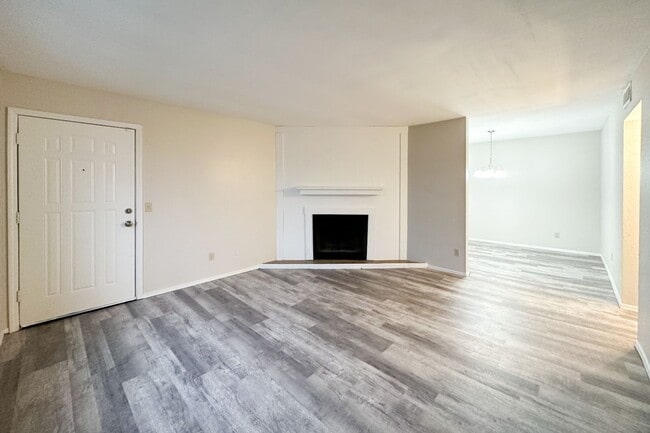 Building Photo - Gorgeous Upstairs 2 Bed 2 Bath In The Heart Of Norman!