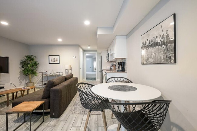 Photo - 1723 Willard St NW Apartamento Unidad ID681P