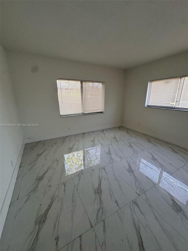 Photo - 5731 NE 18th Ave Unidad 4