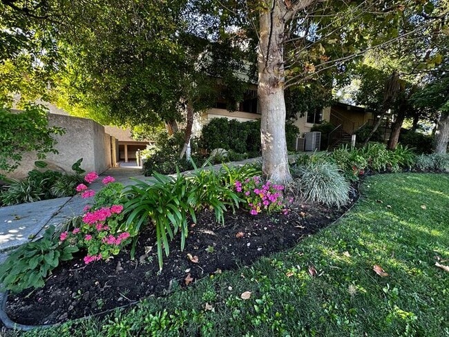 Building Photo - Welcome to your condo in a quiet gated community in Chatsworth, CA!
