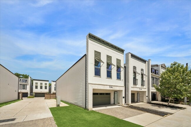 Photo - 852 Fisher St