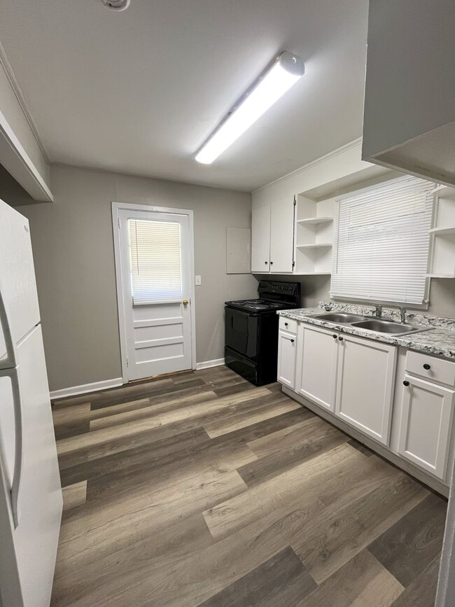 Photo - 739 E Jane St