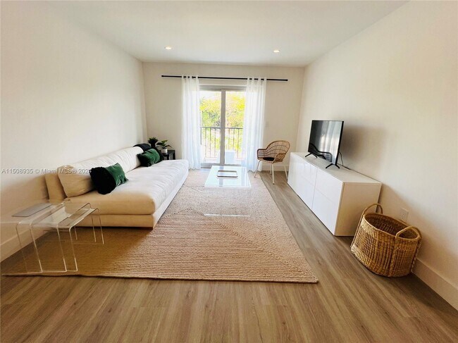 1900 Meridian Ave Unit 306
