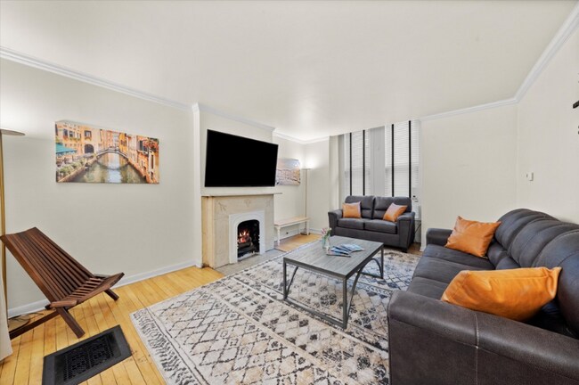 Building Photo - 901 S Bishop St Unit Main Rental