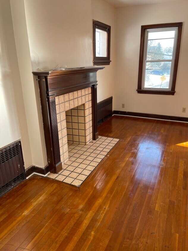 Family room - 3417 Grover St (Mckeesport, PA)