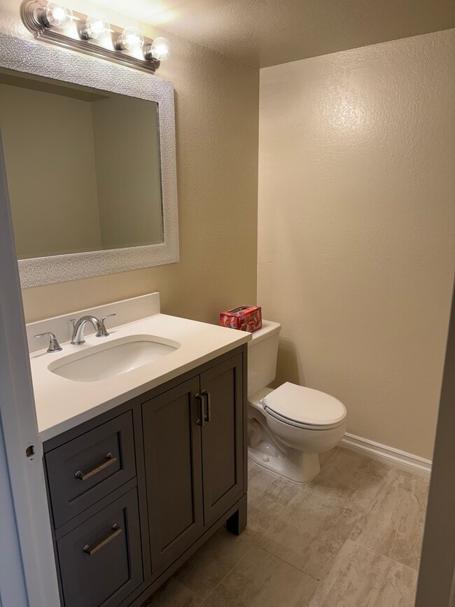 1er piso 1/2 baño - 10824 Palms Blvd Unidad 3