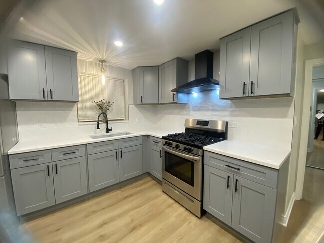 Photo - 2511 N Laramie Ave