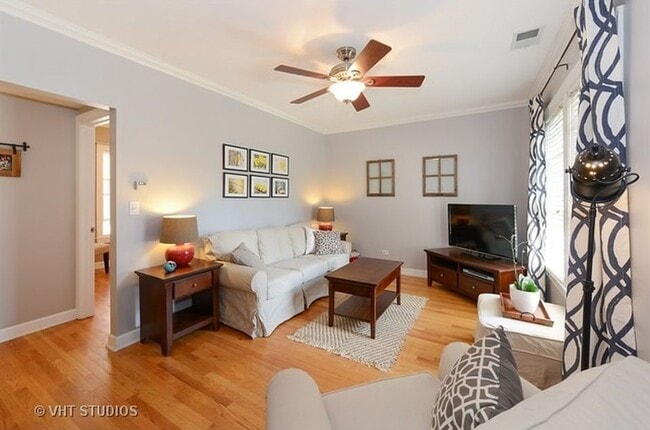 Building Photo - 638 W Roscoe St Unit 1