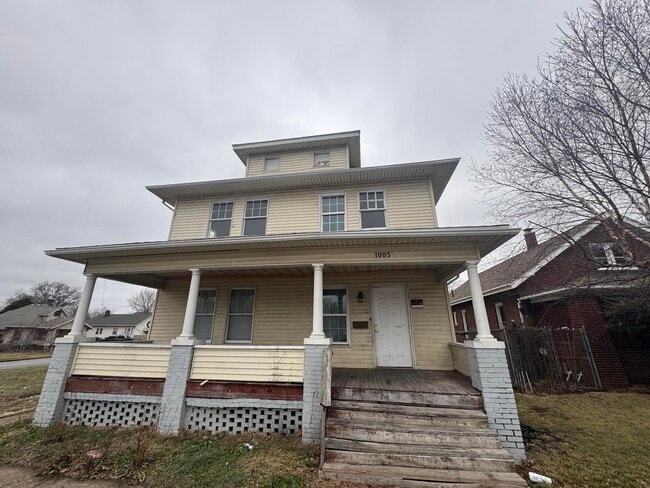 Building Photo - 1003 Main-E