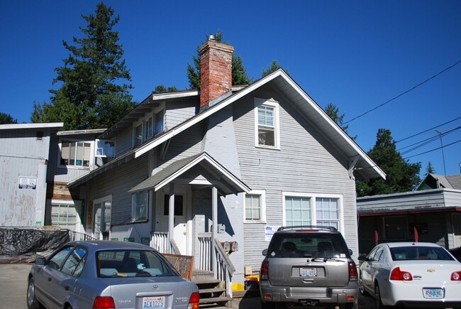 Building Photo - 905 NE Lake St Unit A