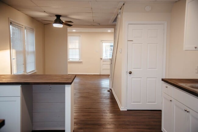 Photo - 5972 Pine St