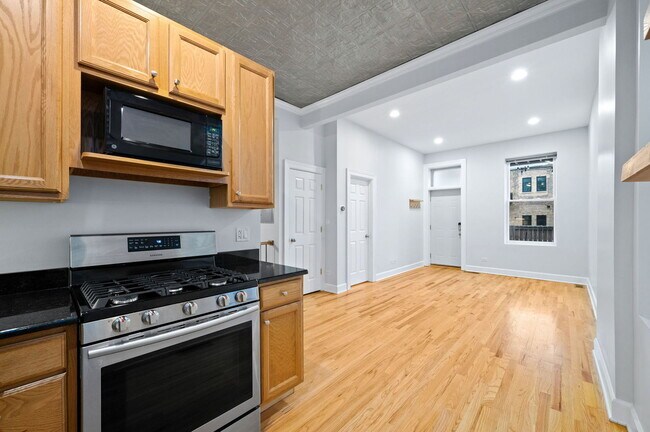 Photo - 825 N Winchester Ave Unit 1R