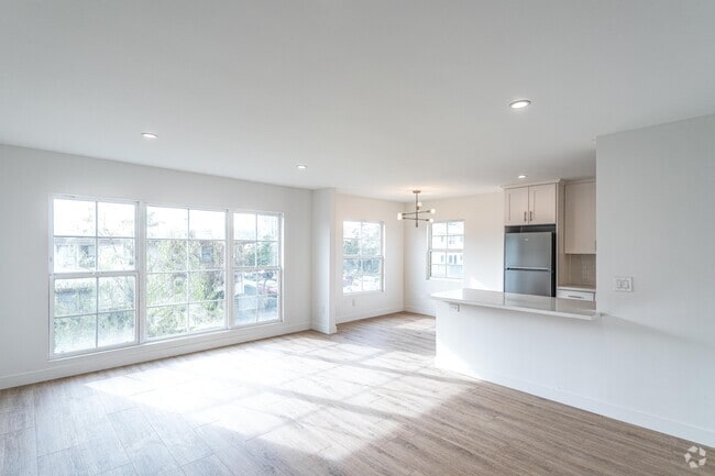 1BR, 1BA - 761 SF