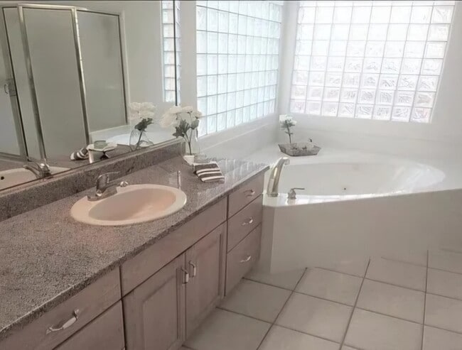 4. Jacuzzi (con lavabo al este) - 137 E 755 S