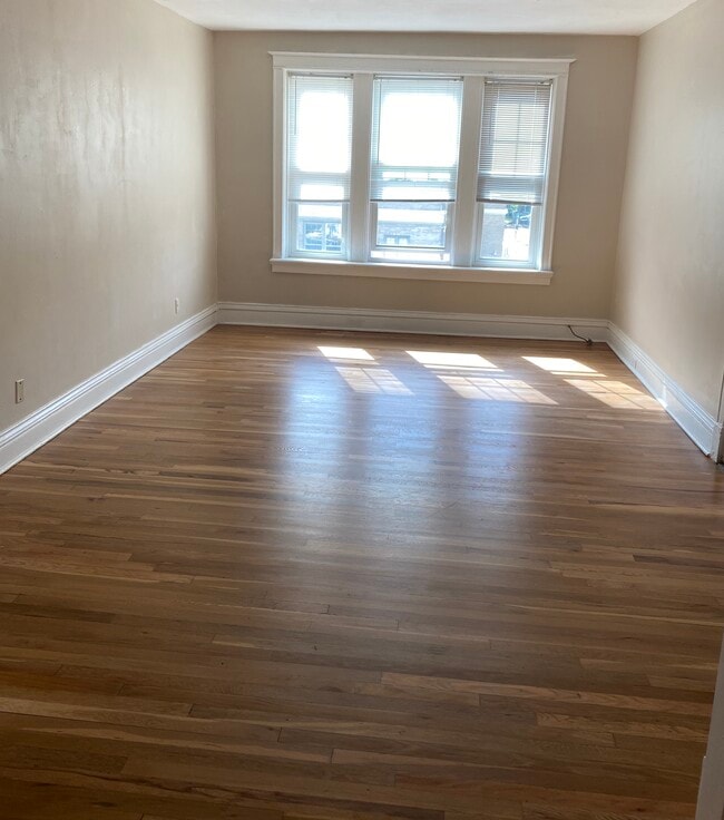 Sala de estar delantera - 746 Kingsland Ave Unidad #1