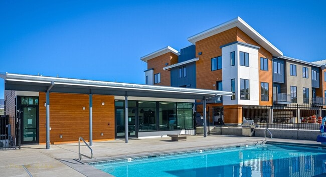 Building Photo - 2 Bedroom, 2 Bath Pool-View Flat Unit 203
