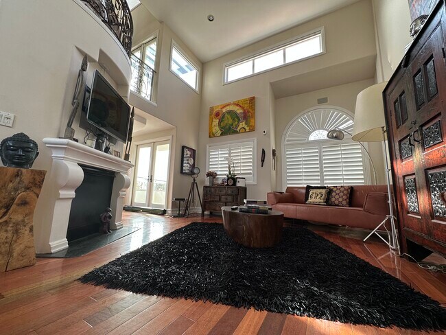 Vaulted Ceilings, Spacious - 2922 Montana Ave Townhome