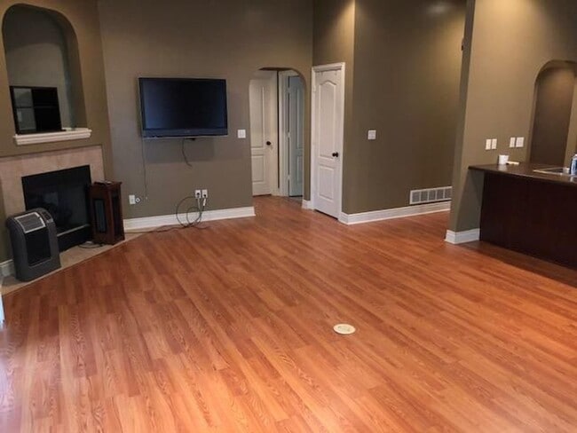 Photo - 3 Bedroom, 2 bathroom 1600 square foot single family home