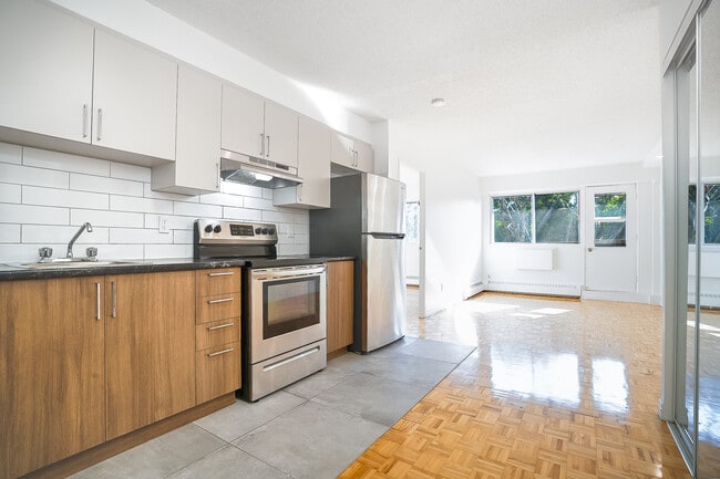 Building Photo - 5450 Chem. Queen Mary