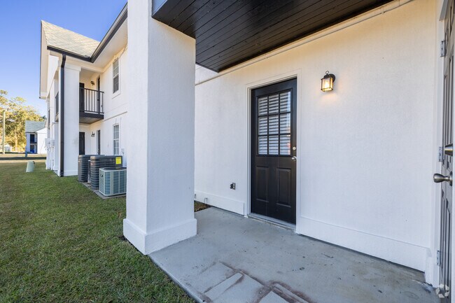 2BR, 2BA - 900SF - Partio