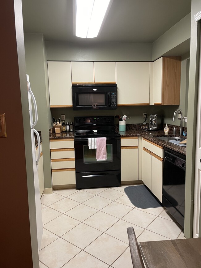 Kitchen - 2751 Pennsylvania Ave Unit Greenshire