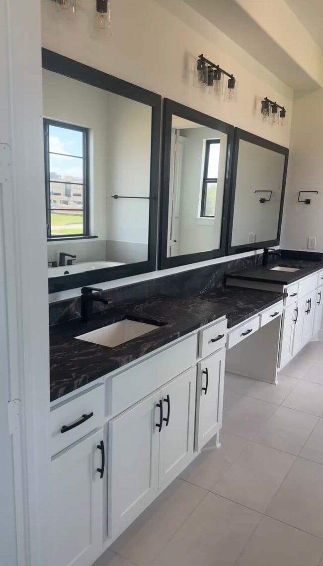 Photo - 3218 Royal Oaks Holw Ln