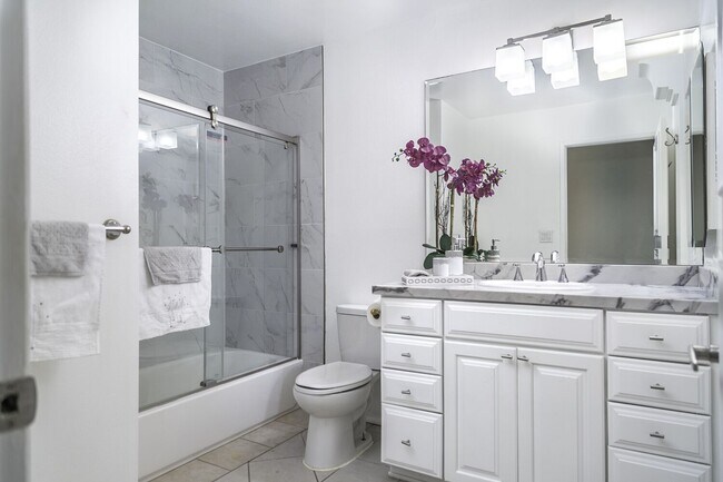 Master Bath - 723 Palisades Beach Rd Unit 217