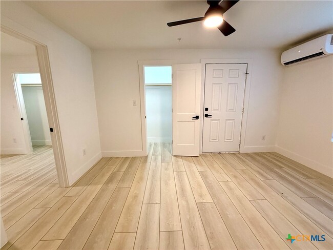 Building Photo - 2204 W San Antonio St Unit 3