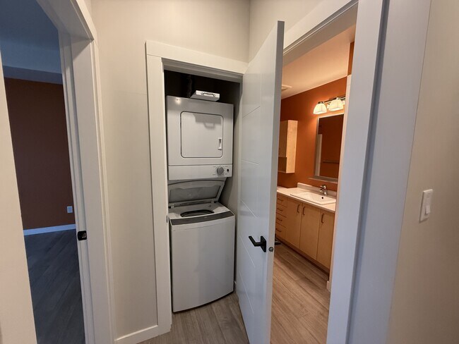 Photo - 244-244 Selby St