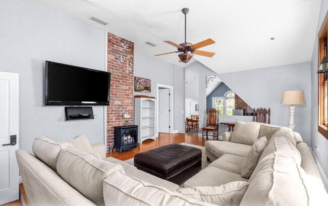 Building Photo - 221 SE 7th St Unit ID1359119P