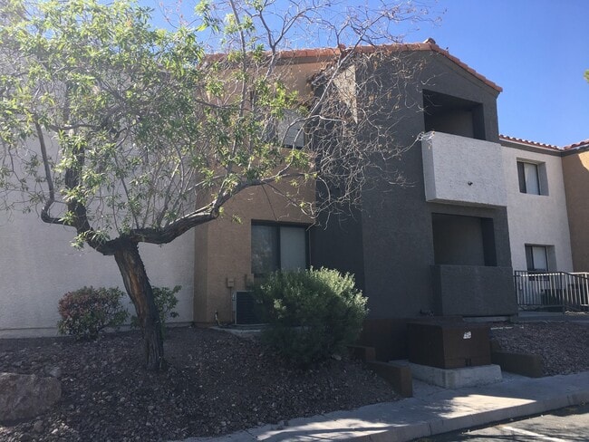 Building Photo - Three bedroom, 1st floor unit in gated NW community