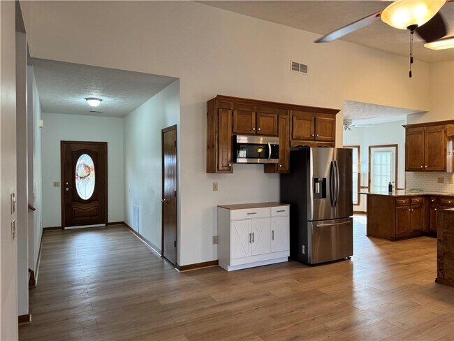 Photo - 487 Ravinia Way