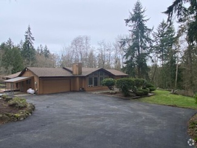 Building Photo - Spacious 3 BD 2.25 BA Home on Acreage