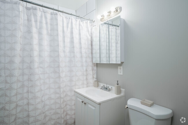 1BR, 1BA - 605SF - Residences at Barry Square