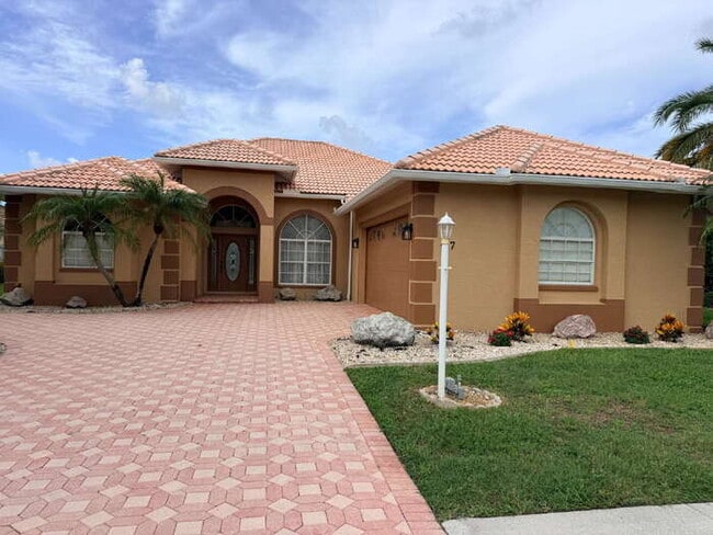 Building Photo - Lakefront 3 bedroom in gated Hidden Lakes Club