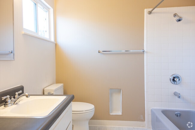 1BR, 1BA - 450SF Bathroom