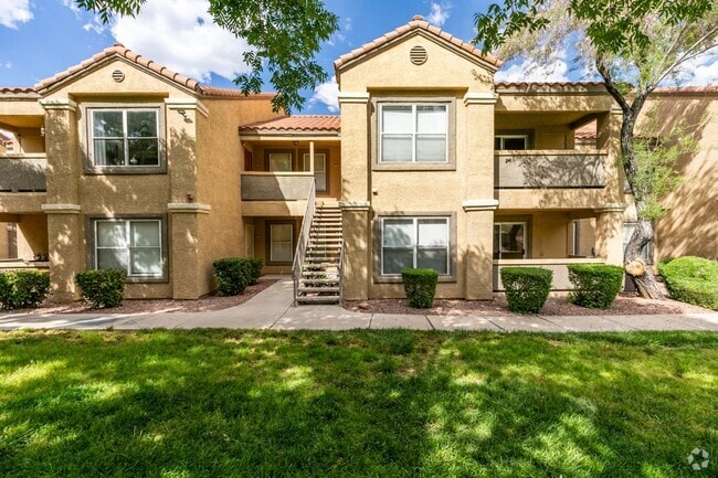 Building Photo - Charming 2Bed/2Bath ground floor apartment... Unit 1195