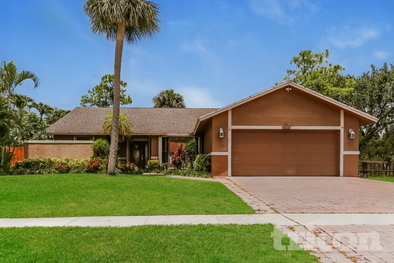 Photo - 835 Ivy Dr